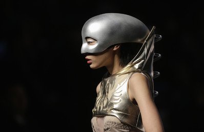 عارضة تقدم تصميما فى مسابقة التصميم الدولية الـ21 للأزياء "جائزة همبل" خلال أسبوع الأزياء الصيني في بكين