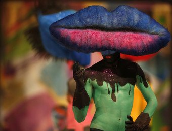 عارضة بإطلالة لخبير التجميل جاستن برينكات خلال حفل جوائز مالطة للموضة عام 2013