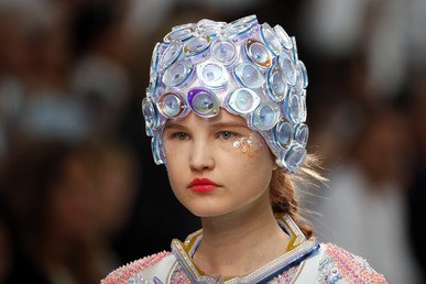 عارضة تقدم تصميم الهندية مانيش أرورا لمجموعة ربيع/ صيف 2015  خلال أسبوع الموضة بباريس