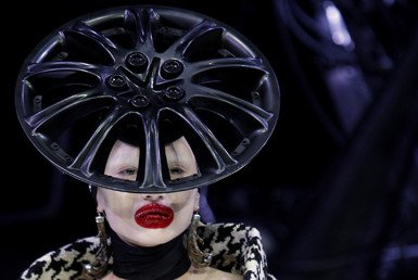 عارضة تقدم قبعة من تصميم البريطاني ألكسندر ماك كوين لشتاء 2009/2010 خلال أسبوع الموضة بباريس