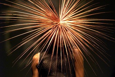 عارضة تقدم قبعة من تصميم الإيرلندي فيليب تريسي خلال اليوم الأول من أسبوع الموضة بلندن