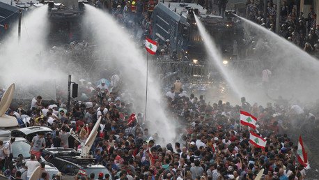 خراطيم المياه تمطر المتظاهرين