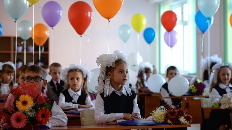 روسيا.. المدارس تفتح أبوابها في أجواء احتفالية