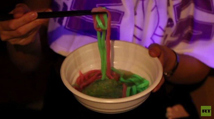 بالفيديو من اليابان.. معكرونة بجاذبية ألوان النيون المُشعّة 