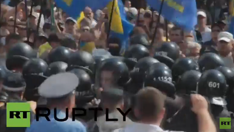 أوكرانيا تشتعل بأيدي حلفاء الأمس وكييف تخدع روسيا وأوروبا بقوانين عشوائية