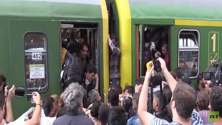 هنغاريا تعلق رحلات القطار أمام اللاجئين