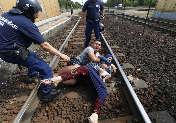 لاجئان يلقيان بنفسيهما وسط سكة قطار رفضا للانضمام إلى مخيمات اللاجئين (فيديو)