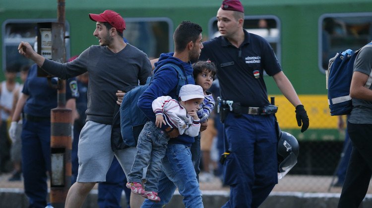 هنغاريا تنوي تخصيص نحو 100 من الحافلات للاجئين القاصدين النمسا