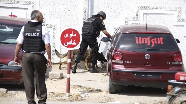 تونس.. الداخلية تحذر من هجمات إرهابية وتغلق الشارع الرئيسي بالعاصمة