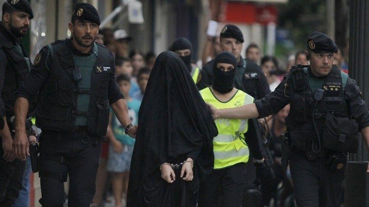 القبض على امرأة في اسبانيا بتهمة تجنيد متطوعين لـ 