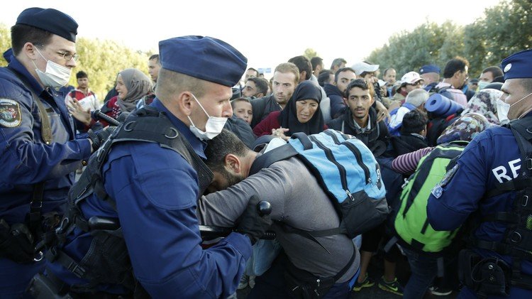 وزير الدفاع الهنغاري أول ضحايا أزمة اللاجئين