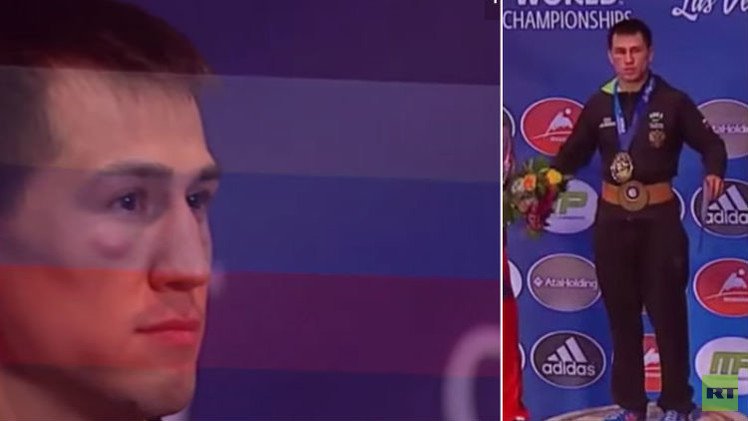 (فيديو) مصارع روسي يرفض النزول عن منصة التتويج بسبب خطأ في النشيد الوطني