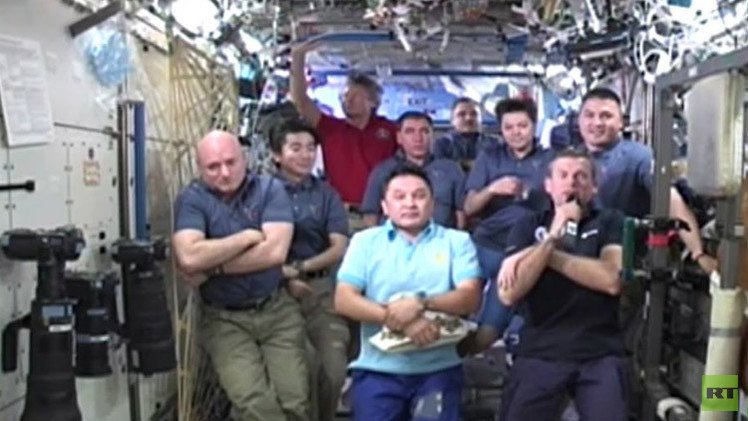 طاقم المحطة الفضائية الدولية يرد على أسئلة الصحفيين