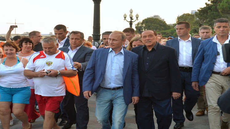 بوتين يستضيف برلسكوني في القرم  (فيديو)