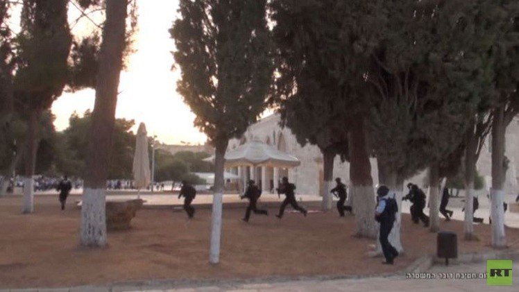 إصابة نحو 100 فلسطيني في مواجهات الأقصى