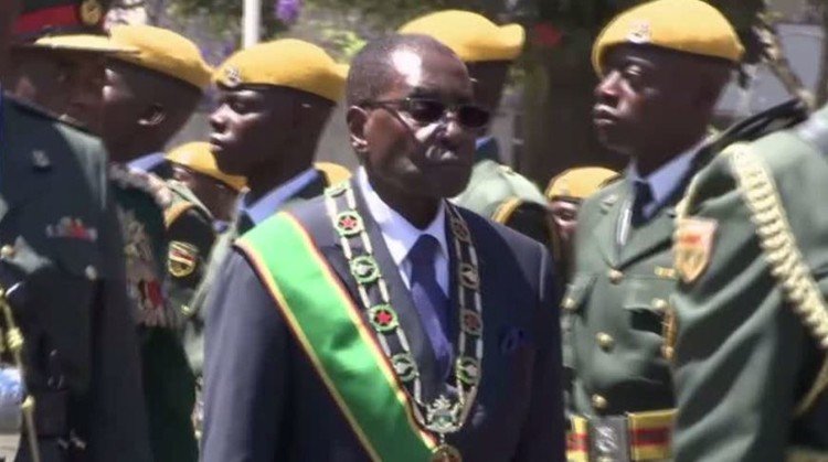 رئيس زمبابوي يقرأ عن طريق الخطأ كلمة أمام البرلمان ألقاها الشهر الماضي 