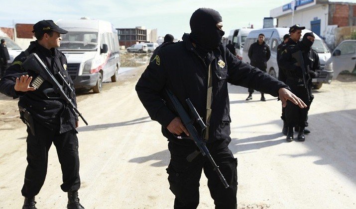 السلطات التونسية تعزل 110 عناصر أمنية للاشتباه بعلاقتهم بمنظمات إرهابية