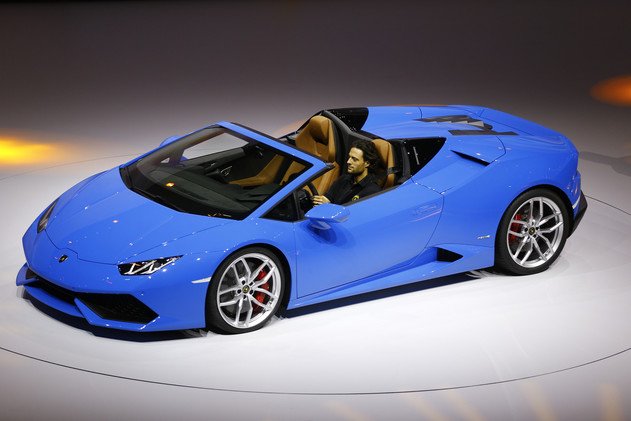 سيارة لامبورجيني هوراكان LP 610-4 سبايدر، خلال حفل شركة فولكس فاغن قبل انطلاق المعرض في مدينة فرانكفورت، 14 سبتمبر/أيلول 2015 