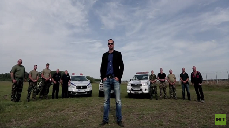 فيديو حصد ألوف المشاهدات خلال ساعات: عمدة مدينة هنغارية يهدد اللاجئين بطريقة هوليودية