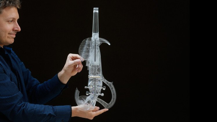 المهندس الفرنسي وعازف الكمان "لوران برناداك" يعرض آلة الكمان الشفافة المطبوعة بتقنية 3D خلال مقابلة مع رويترز في باريس، فرنسا، 11 سبتمبر/أيلول 2015.