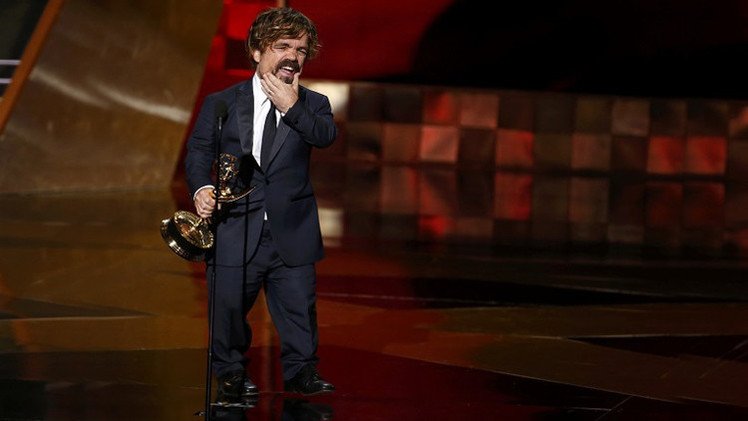 الممثل بيتر دينكلينج يحصل على جائزة "إيمي"