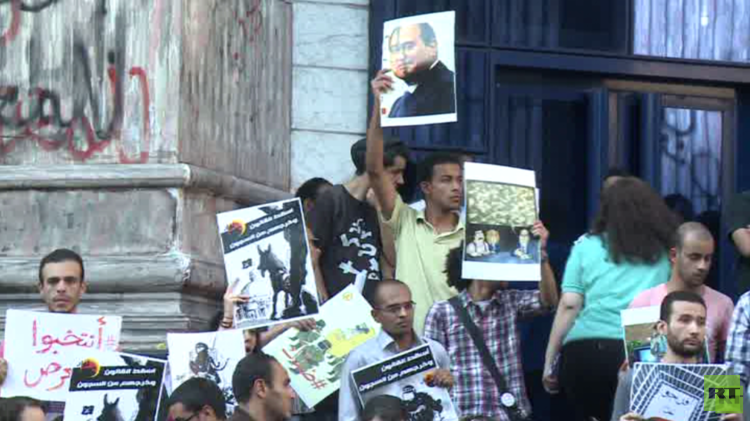 السيسي يعفو عن 100 من سجناء التظاهرات