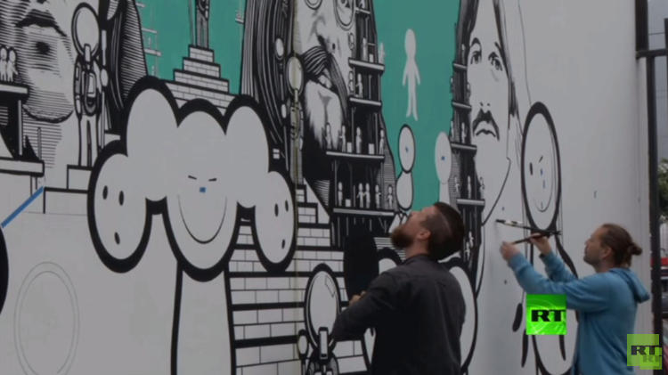 بيرو.. فنانان بريطانيان يرسمان غرافيتي عملاقا مكرساً لفرقة البيتلز