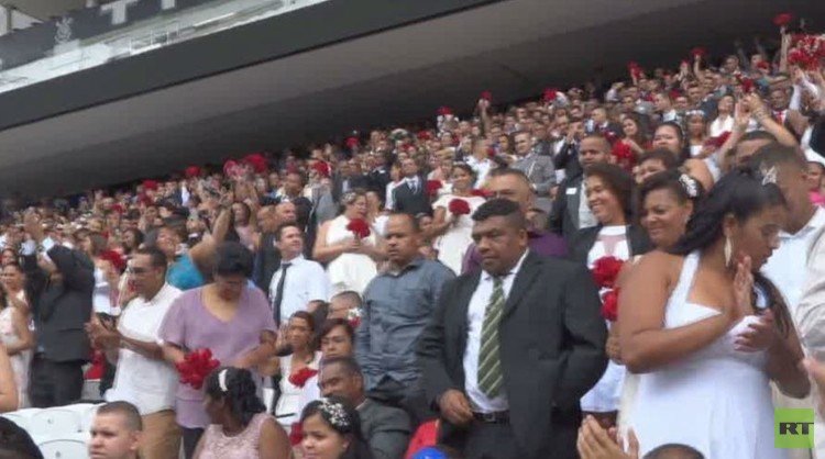 عرس جماعي يضم أكثر من 400 زوج في ساو باولو البرازيلية (فيديو)