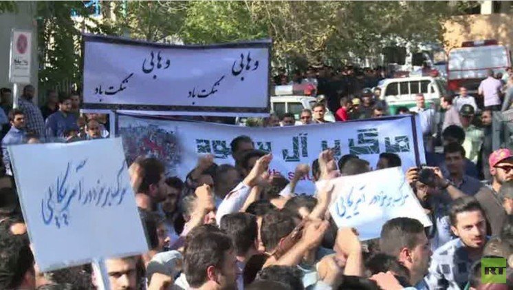 إيرانيون يتظاهرون أمام سفارة السعودية احتجاجا على مقتل 169 حاجا (فيديو)