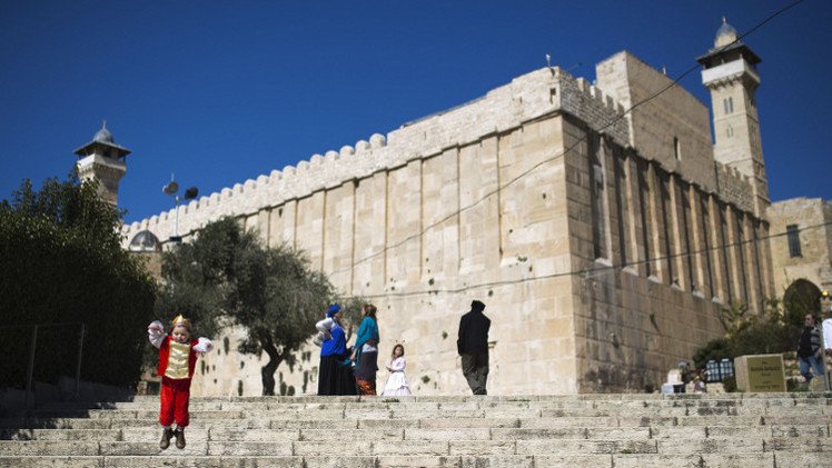 السلطات الإسرائيلية تغلق الحرم الإبراهيمي بوجه الفلسطينيين وتفتحه أمام المستوطنين