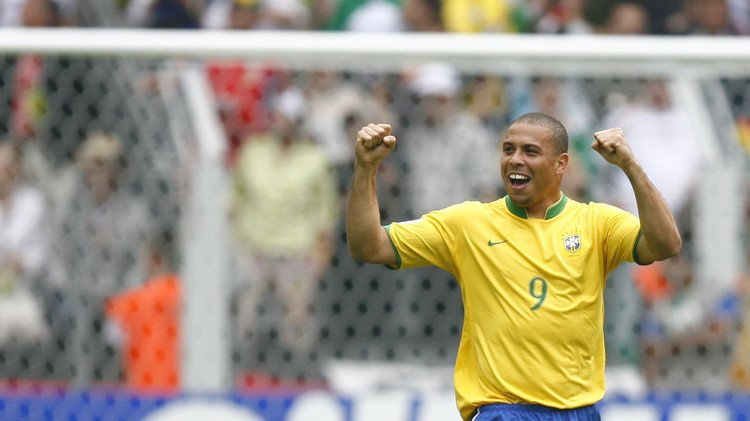 البرازيلي رونالدو يفتتح 30 مدرسة لكرة القدم في الصين