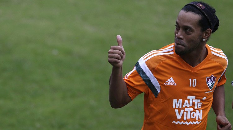 رونالدينيو يفسخ عقده مع نادي فلوميننزي البرازيلي