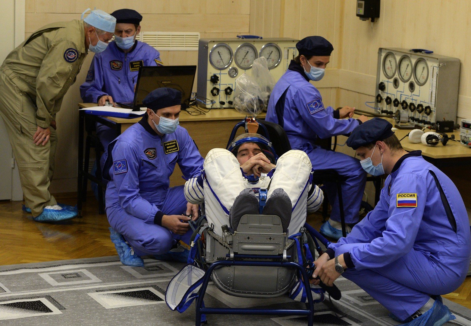 أفراد البعثة الفضائية الـ 18 قبل انطلاقهم إلى المحطة الفضائية الدولية