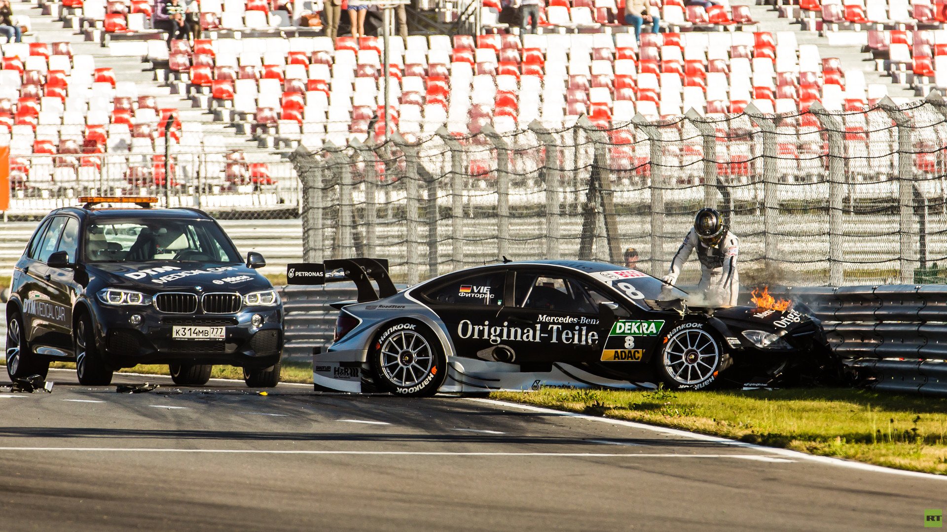 سيارة سائق فريق GOOIX الألماني كريستيان فييتورييس  تحترق