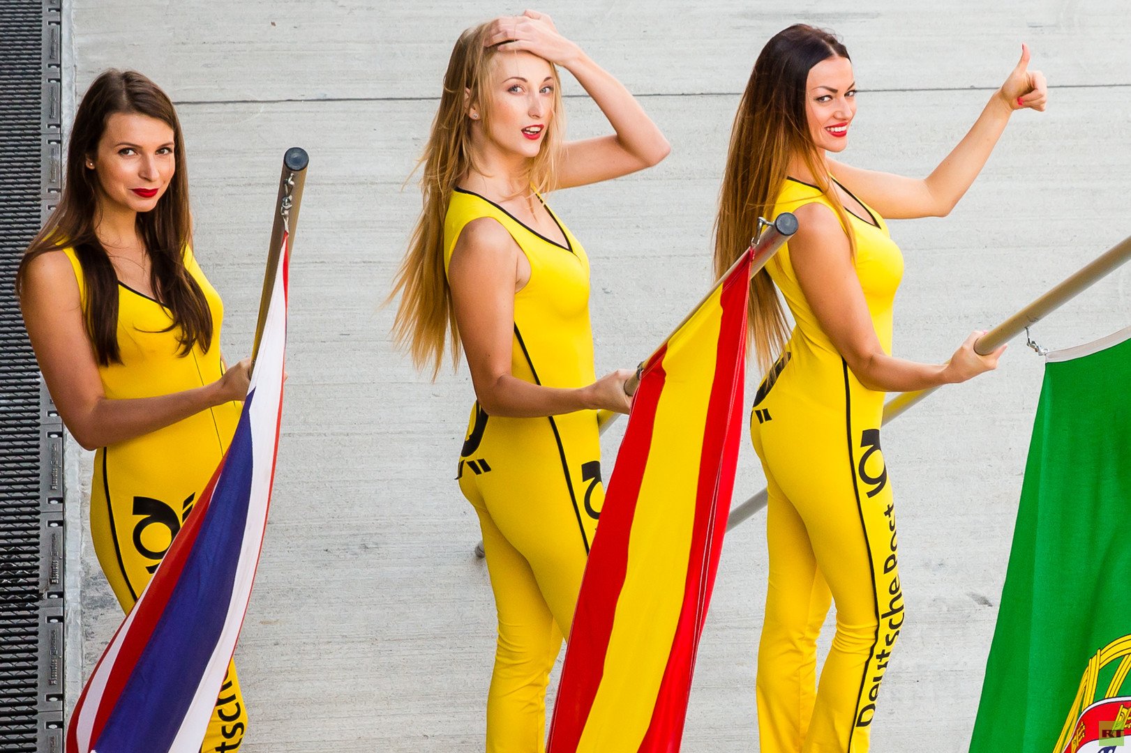 فتيات الإعلانات في البطولة