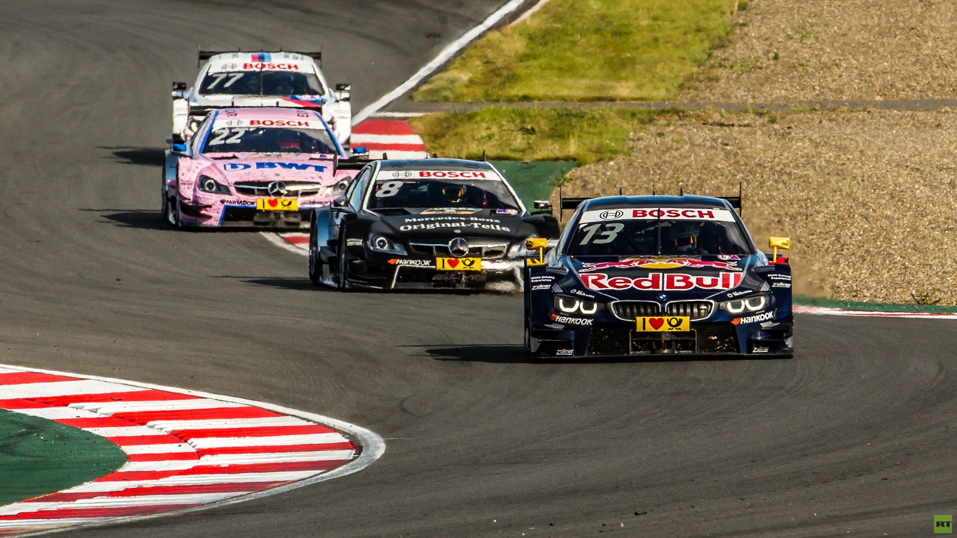 سيارة ريد بول تتقدم المشاركين