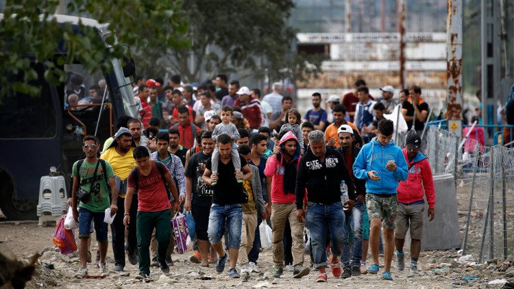 يونكر: نصف مليون لاجئ وصلوا إلى أوروبا والتمييز بينهم دينيا مرفوض