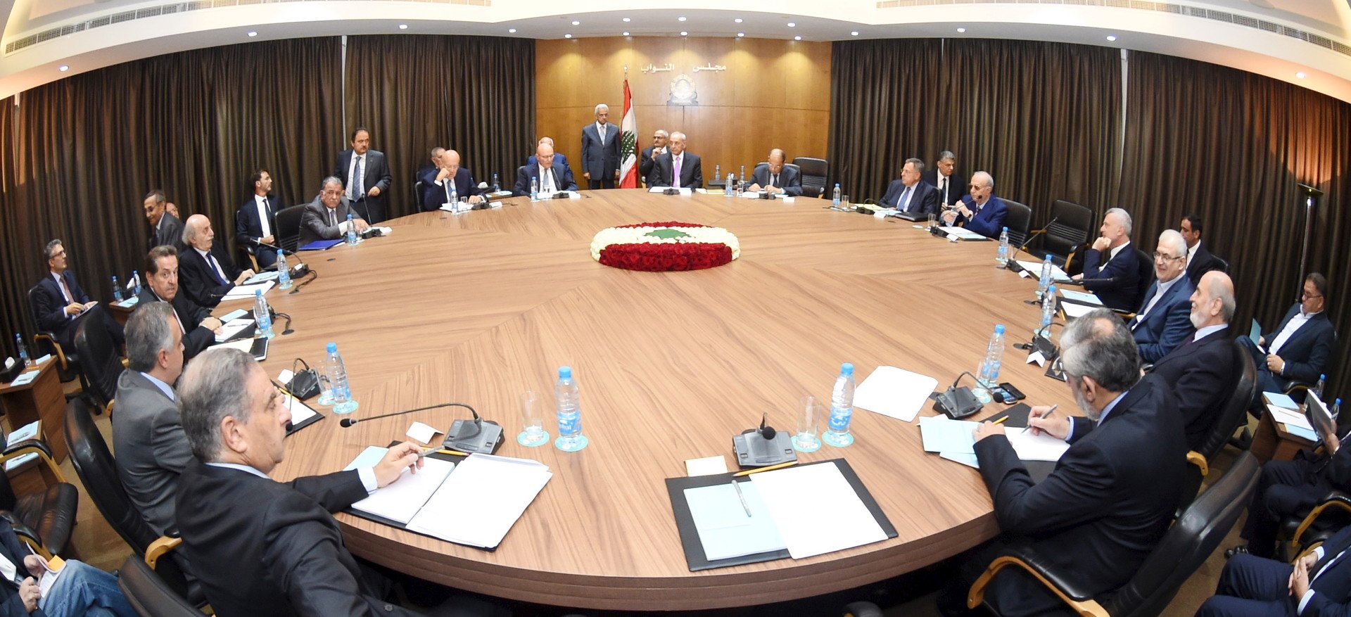 مجلس الوزراء اللبناني يقر خطة للخروج من أزمة النفايات