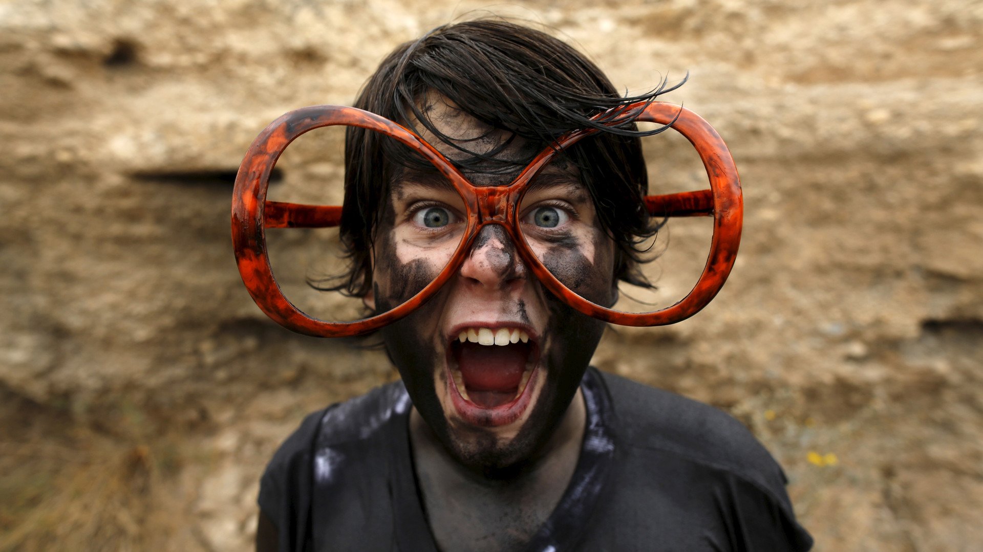 العربيد خوسيه يقف أمام مصور أثناء مشاركته في مهرجان كاسكاموراس السنوي في مدينة بازا جنوب إسبانيا