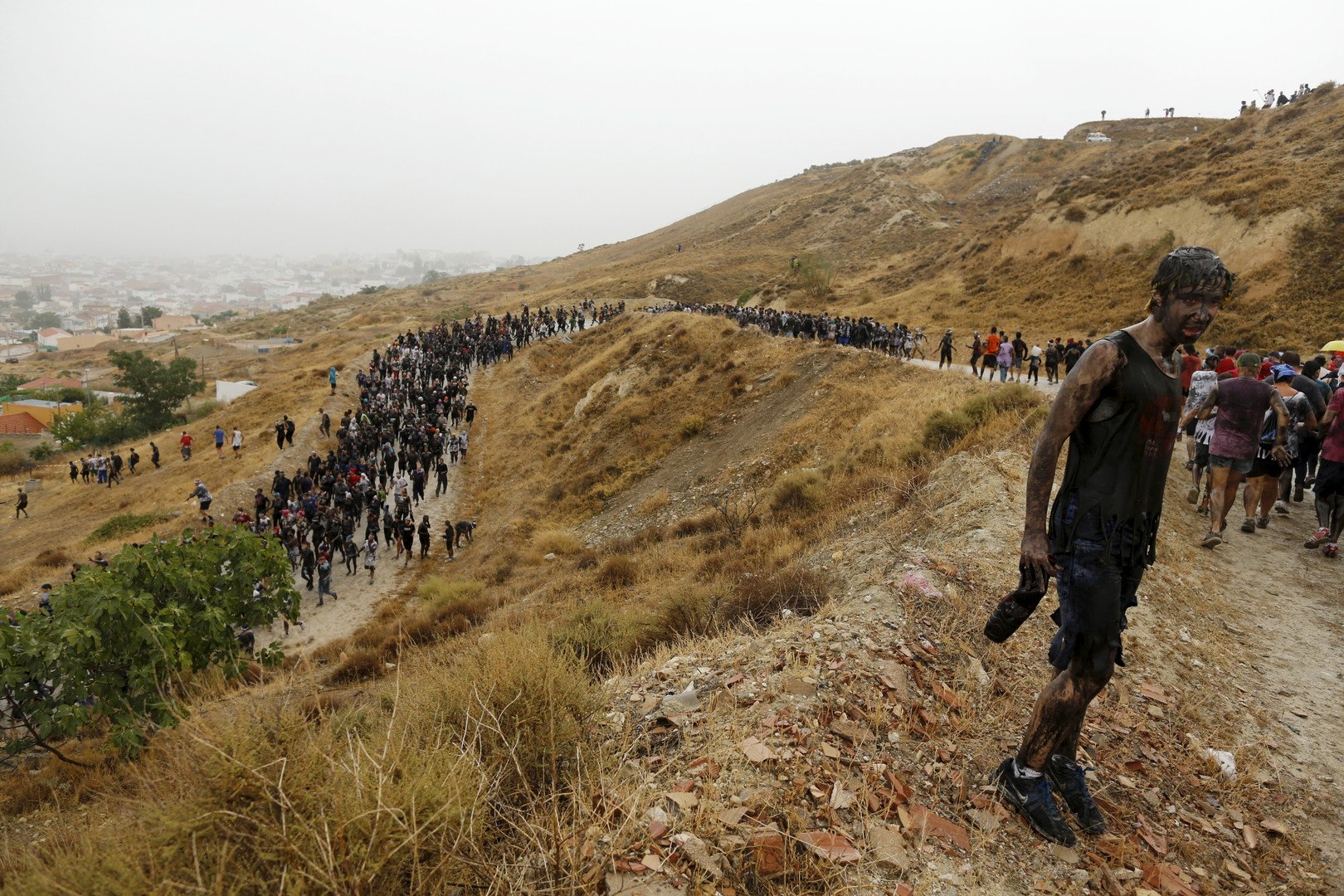 أشخاص معربدون ملطخون بالشحم يشاركون مهرجان كاسكاموراس السنوي في مدينة بازا