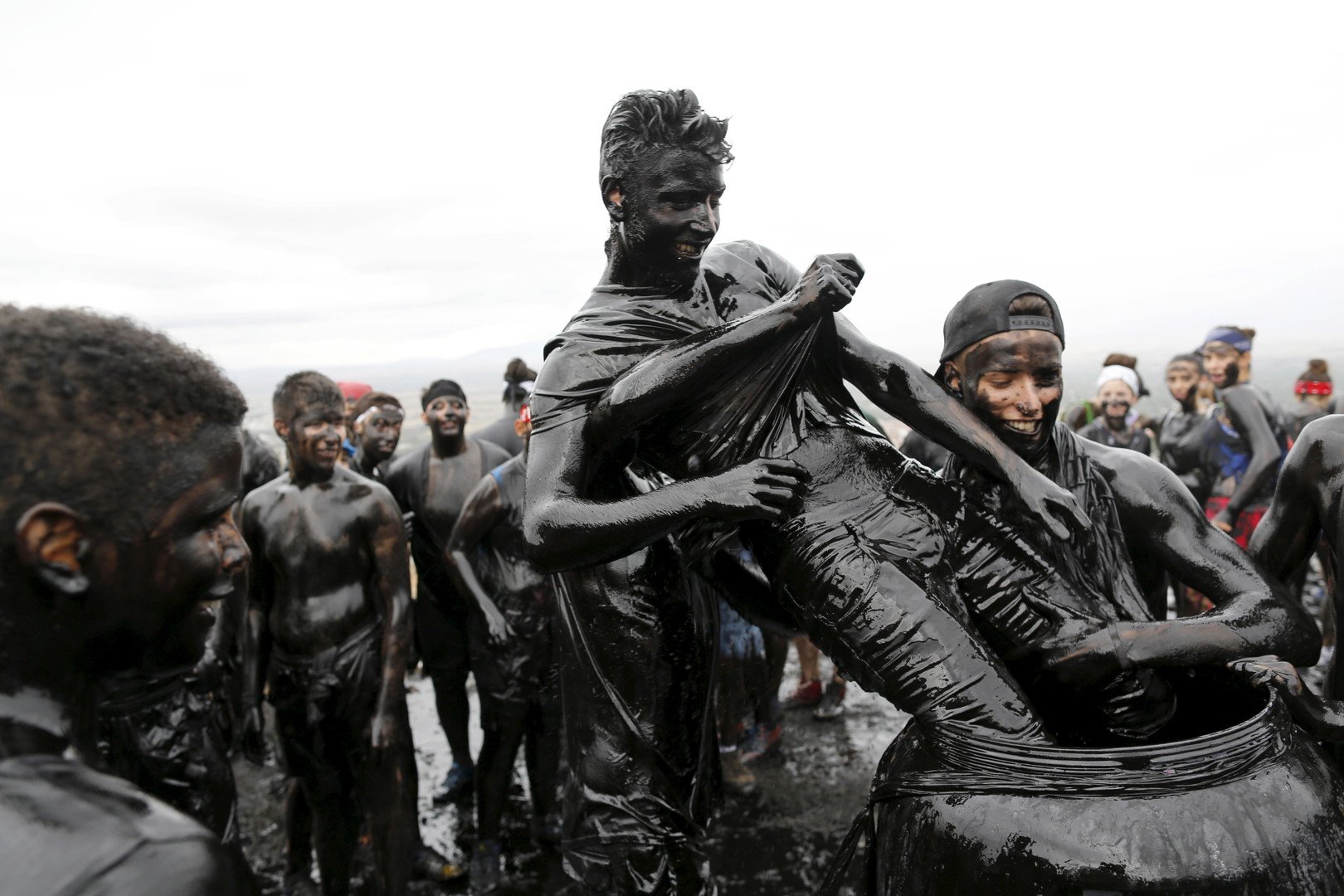 عربيد يوضع في برميل معبأ بالشحم أثناء مهرجان كاسكاموراس السنوي في مدينة بازافي جنوب إسبانيا