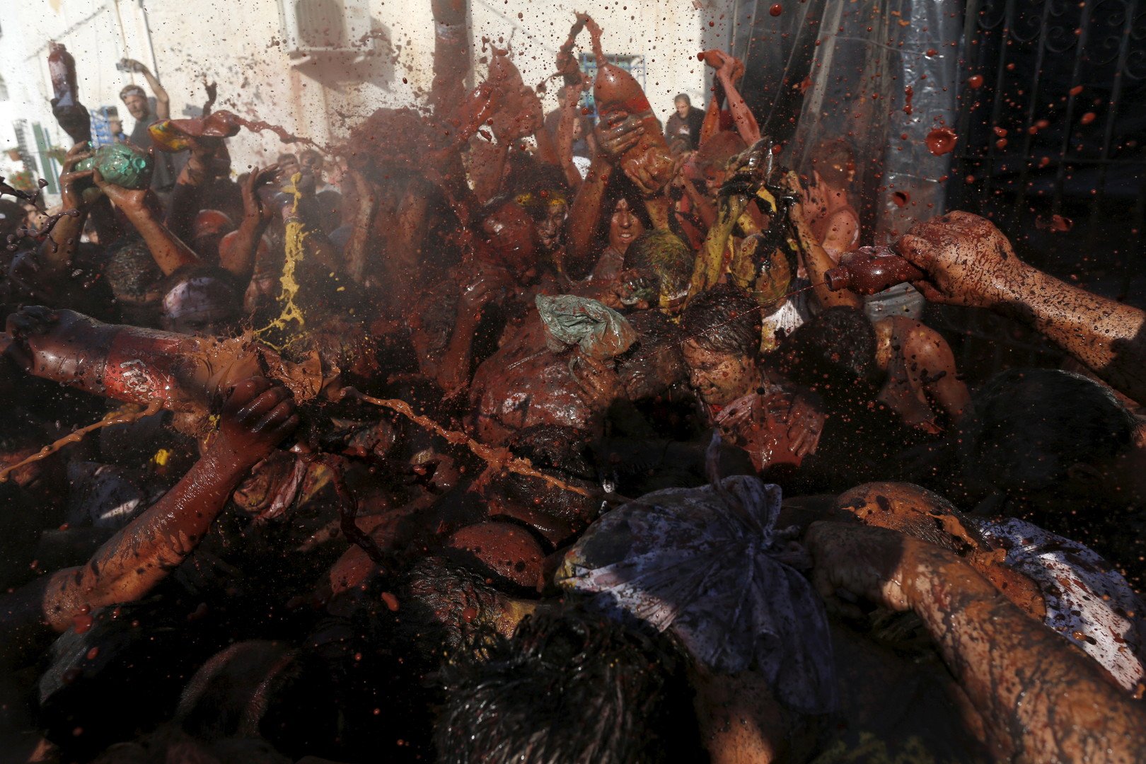 أشخاص معربدون يبخون أصباغ على بعضهم البعض أثناء مهرجان كاسكاموراس السنوي في مدينة غواديكس في جنوب إسبانيا