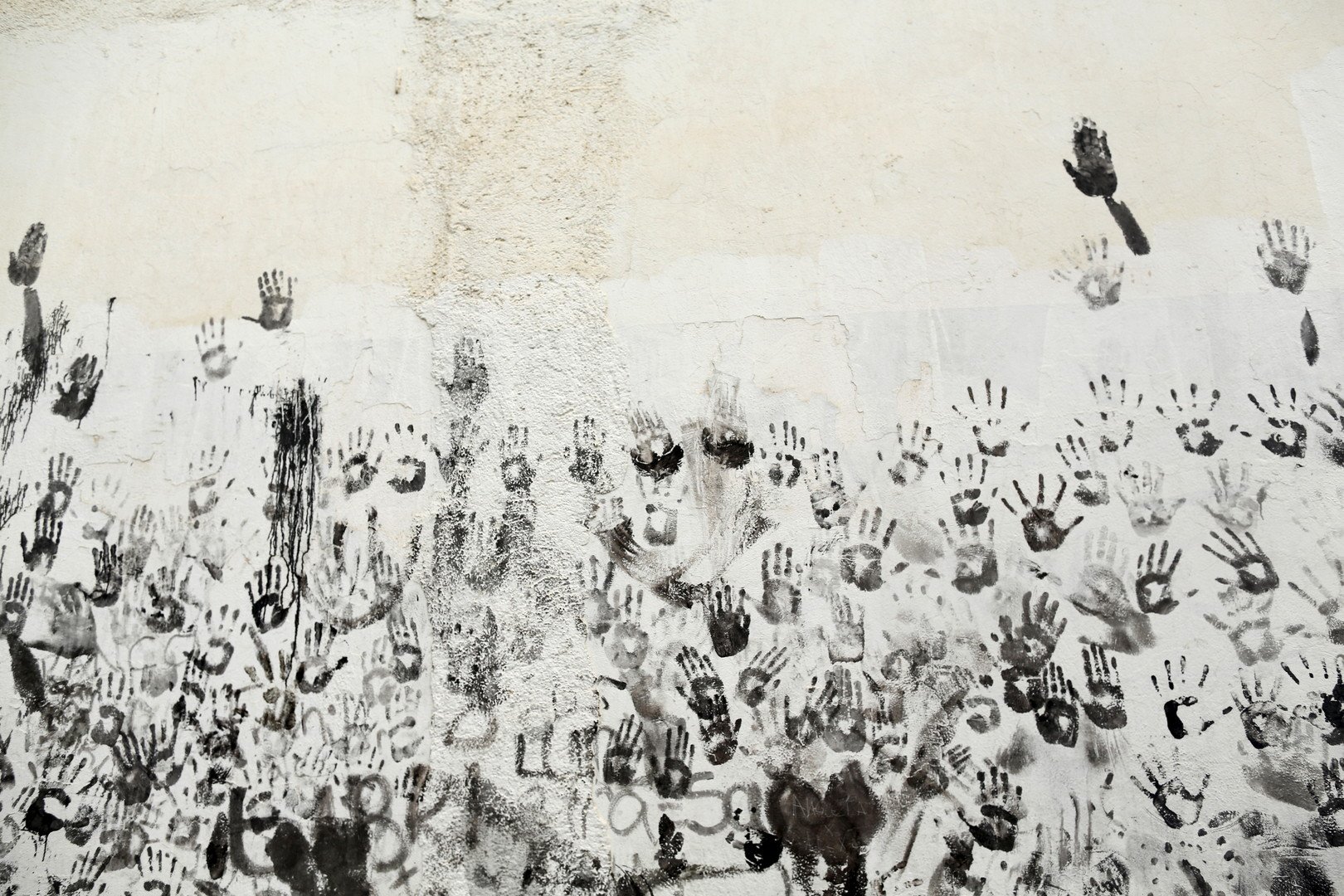 بصمات أيد لأشخاص معربدين على جدار لمبنى في مدينة بازا أثناء مهرجان كاسكاموراس السنوي في مدينة بازا