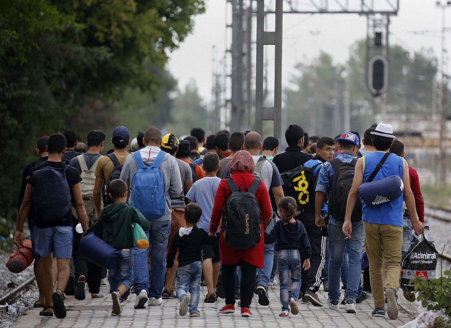 اللاجئون يقسمون أوروبا بين مؤيد ومعارض لاستقبالهم