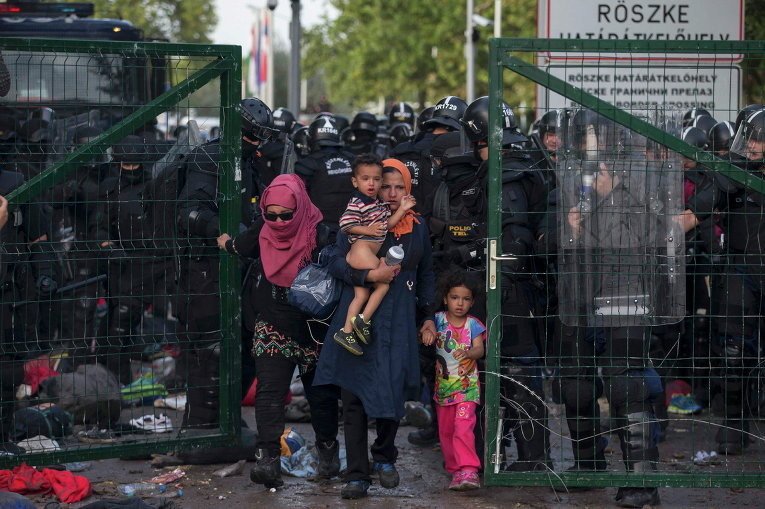 اللاجئون وجيش الاحتياط الهنغاري وجها لوجه (فيديو)