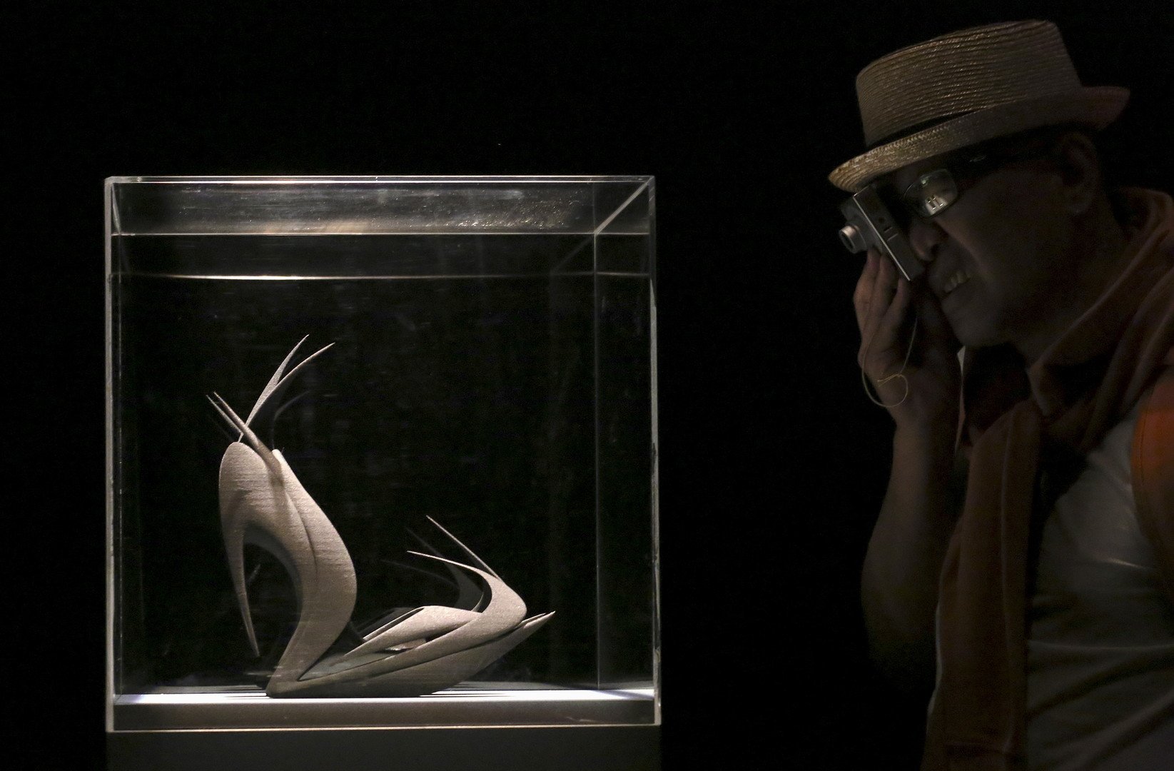 زائر يأخذ صورة من حذاء مصنوع باستعمال آلة طابعة ثلاثية الأبعاد وقد صمم الحذاء المهندس المعماري زها حديد خلال أسبوع التصميم في ميلانو، 16 أبريل/نيسان 2015.