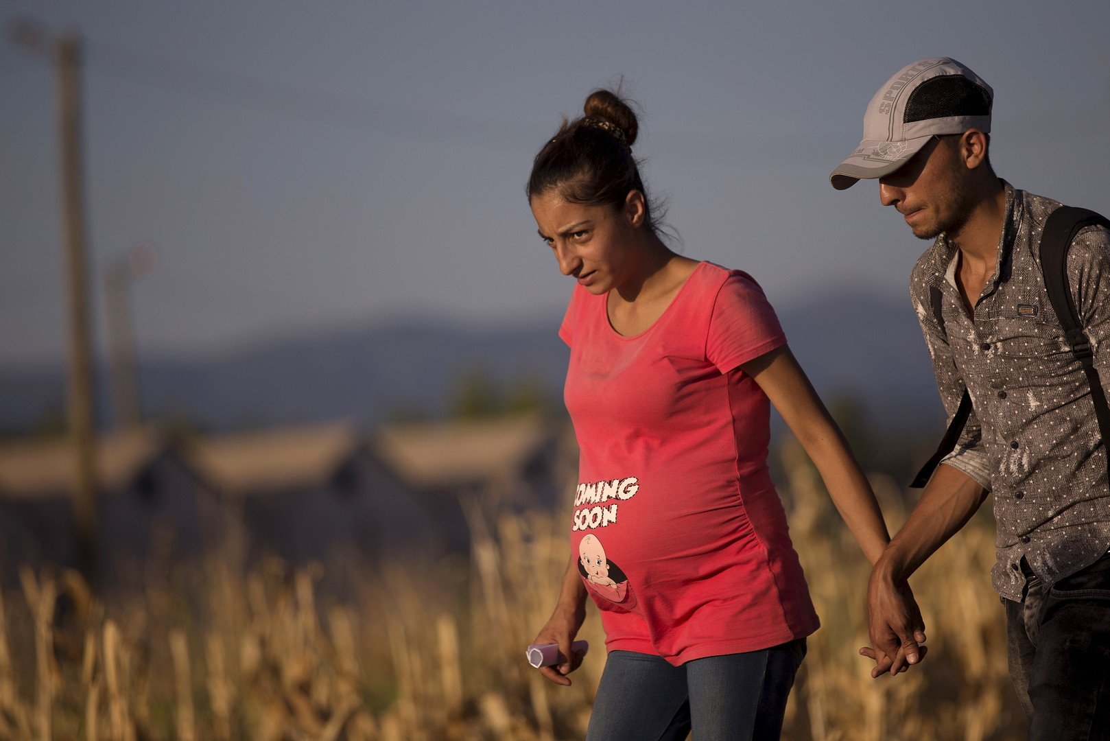 المهاجرون يتخذون طريقا لهم بعد عبور الحدود اليونانية المقدونية بالقرب من بلدة جفجليجا
