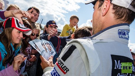 السائق كريستيان فييتوريس يوقع للمعجبين