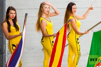 فتيات الإعلانات في البطولة