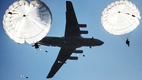 إنزال مظليين روس وصرب وبيلاروس أثناء التدريبات